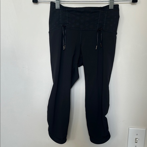 Lululemon Women's Capri Leggings Pants Size 4 Black Faded Polka Dot 14.5” Inseam - Picture 1 of 10